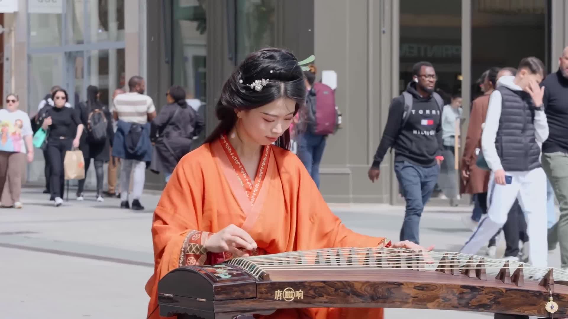 【古筝_荣耀向我俯首La_gloire_à_mes_genoux_】法国街头，摇滚版古筝来炸街了Musical_Instruments_Guzheng_Cover__碰碰彭碰彭Jingxuan(0)