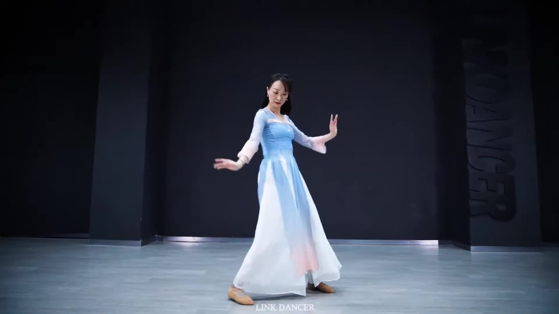 ⁣Classical Chinese Dance Traditional