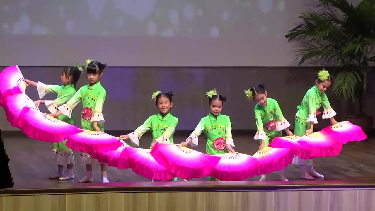 ⁣Chinese Fan Dance